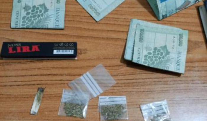 ينشط بترويج المخدرات وبسرقة الدراجات الآلية…فألقت القبض عليه عناصر فصيلة عرمون