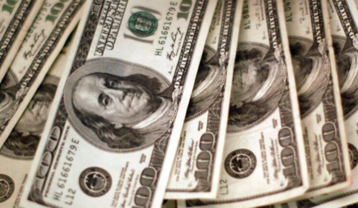 كم بلغ الدولار مساءً؟