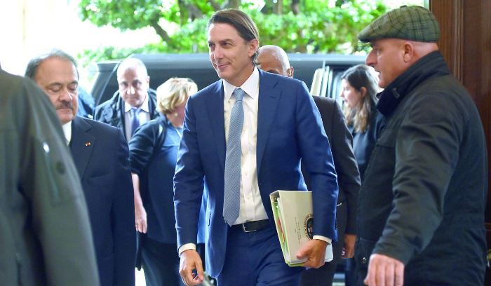 الدولة اللبنانية وسيط تفاوض بين «حزب الله» ودول القرار<br />
معارضوه يرون أنه يأخذ الدولة رهينة... والمسؤولون يتعاطون مع «أمر واقع»