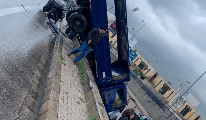 انقلاب شاحنة على أوتوستراد المدينة الرياضية في بيروت
