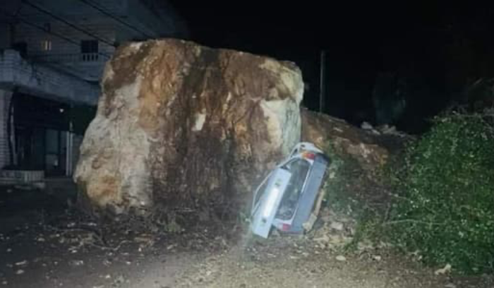 سقوط صخرة ضخمة على سيارة في هذه المنطقة ؟!