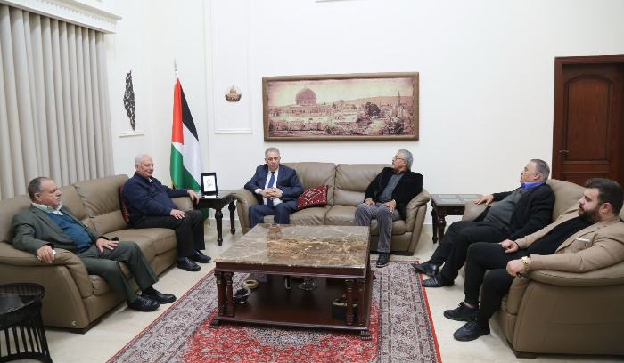 السفير دبور يستقبل امين عام حزب الشعب الفلسطيني بسام الصالحي على رأس وفد