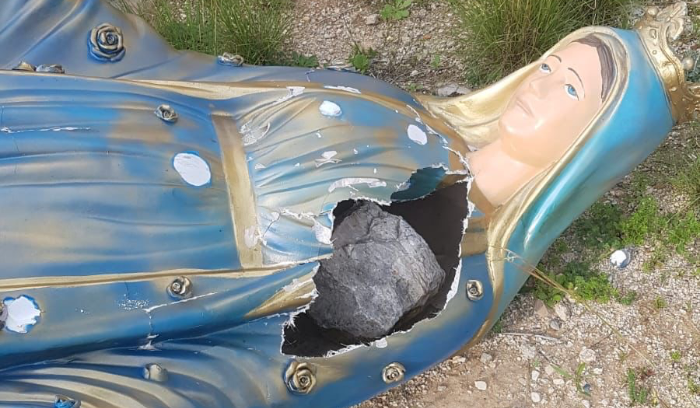 تكسير تمثال العذراء في بلدة اده