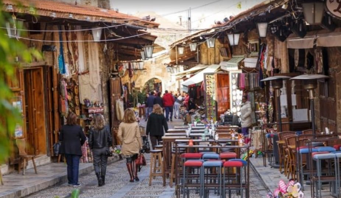 مخابرات الجيش تداهم محلًا في جبيل وتوقف عاملاً سوريًا