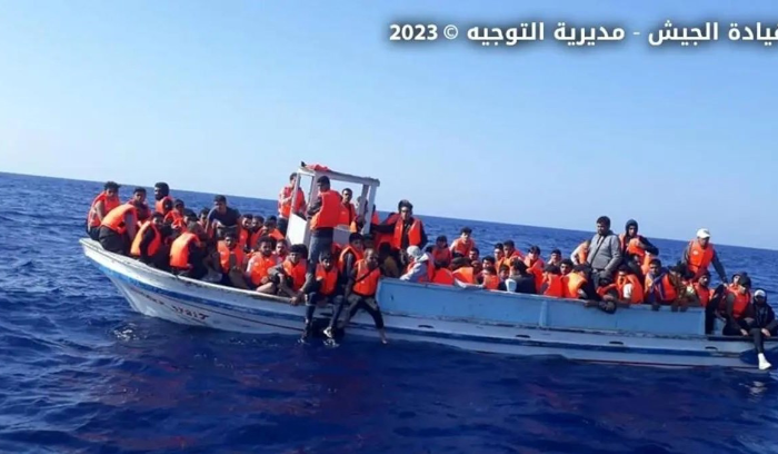 إنقاذ مركب على متنه 54 شخصًا