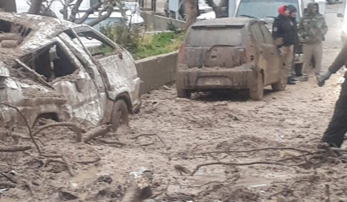انهيار جزء من جبل على إحدى المنازل في بلدة حزرتا