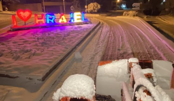 إنقاذ مواطنين احتجزتهم الثلوج