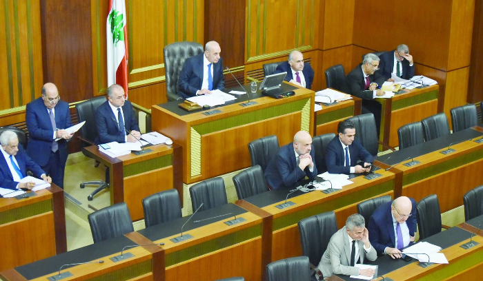 مساعي منع «الفراغ العسكري» تتواصل<br />
البحث عن مخرج قانوني لتمديد ولاية قائد الجيش