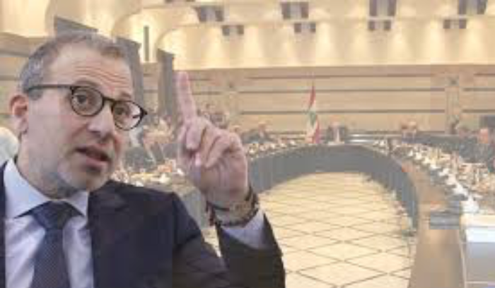 التمديد لعون إلى مجلس الوزراء.. وباسيل على سلاح الرفض<br />
دائرة المواجهة تتوسع جنوباً.. وكولونا تمهّد الجمعة لتفقد ماكرون كتيبة بلاده