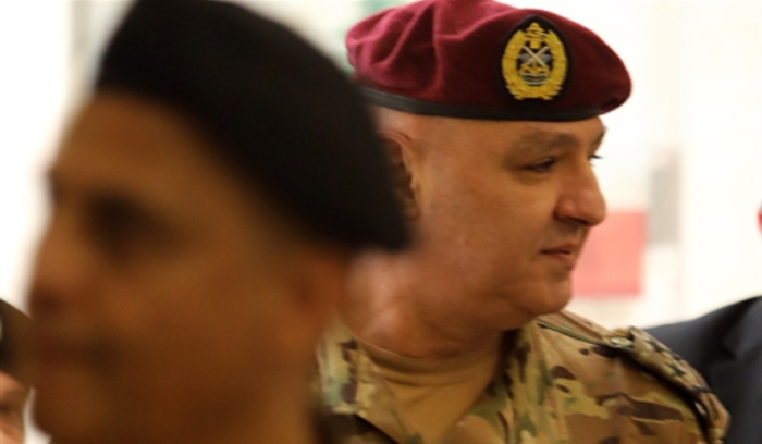 مناورات تهدّد التمديد لقائد الجيش