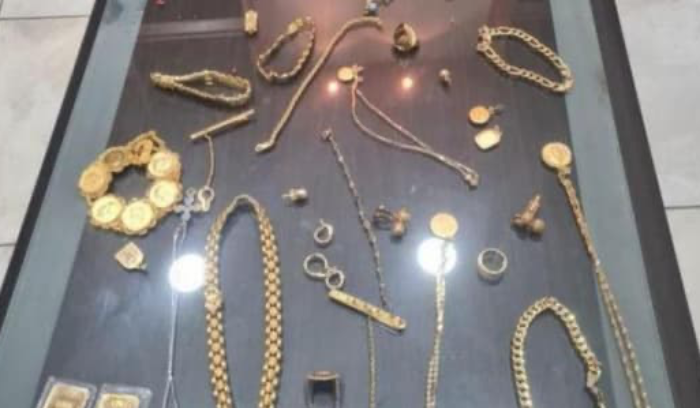 توقيف أشخاص سرقوا مبلغًا ماليًا ومجوهرات من أحد المنازل