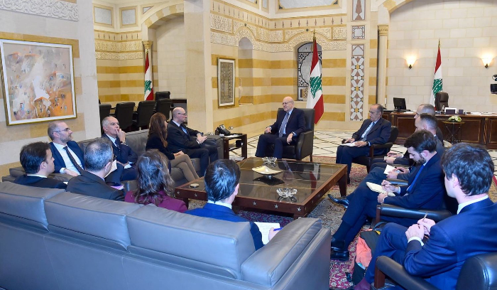 فرنسا تجمد مساعداتها للبنان لفرض حل لـ«أزمة الفراغ» في الجيش<br />
مصدر فرنسي لـ«الشرق الأوسط»: قبلنا على مضض بالفراغ الرئاسي والمالي... ولن نقبل بالعسكري