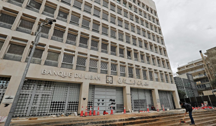 المودعون اللبنانيون يتخوفون من تحميلهم الخسائر كاملةً<br />
خلاف المصارف مع الحكومة يقترب من مرحلة «التقاضي»