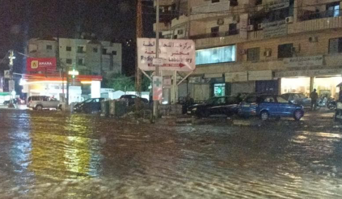 بالصّورة: الأمطار تُقفل الطريق!