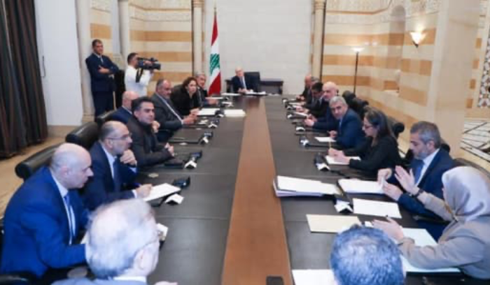 اجتماع للجنة المكلفة معالجة تداعيات الأزمة المالية على سير المرفق العام