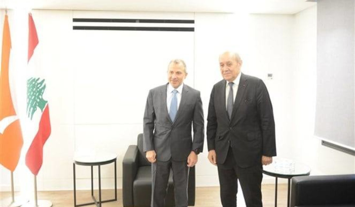 لودريان يدفع للتمديد لقائد الجيش اللبناني ويصطدم مع باسيل<br />
لقاءات الموفد الفرنسي لم تنجح بخرق تعقيدات الملف الرئاسي