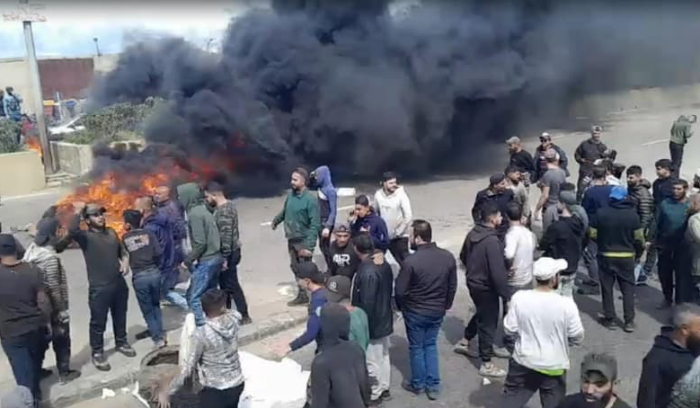 قطع أوتوستراد طرابلس اعتراضًا على قرار المحافظ