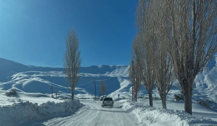 الطقس العاصف يضرب لبنان: انخفاض حاد بالحرارة وثلوج على ارتفاع 1000 متر