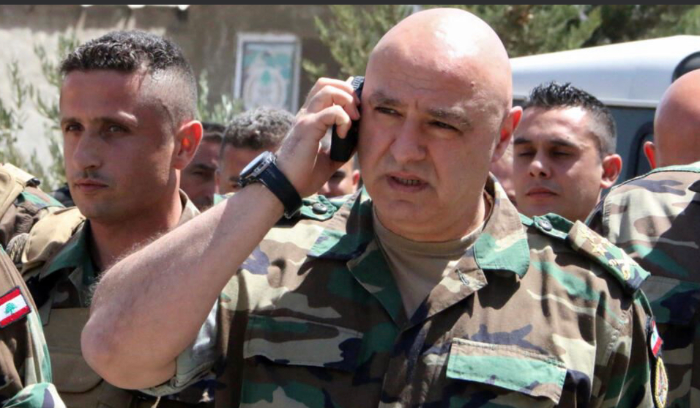 قيادة الجيش برأس، أم برأسيْن، أم بلا رأس؟