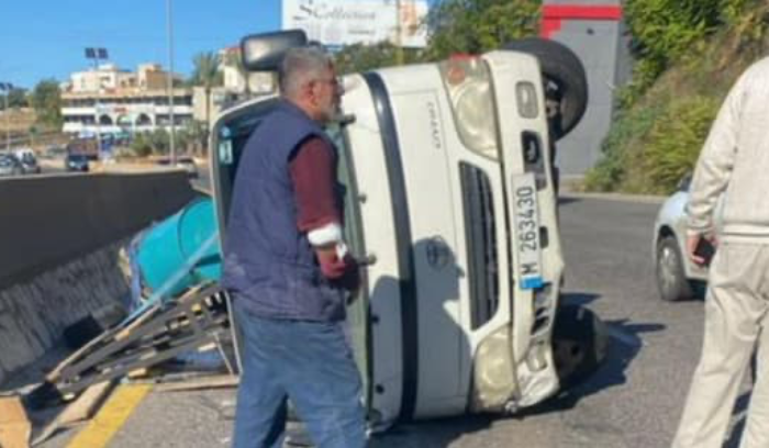 جريح نتيجة انقلاب بيك أب في جبيل
