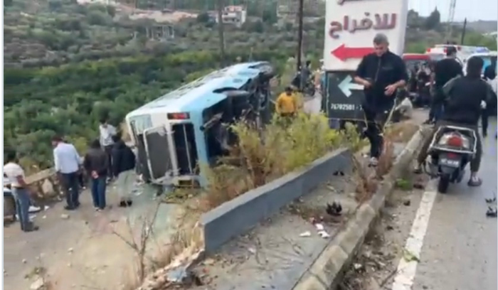 ١٧ جريحًا في انقلاب باص للطلاب