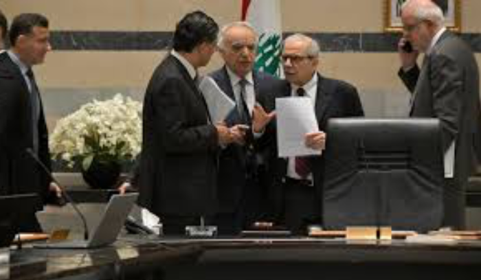 استنفار عسكري وسياسي في مواجهة اشتباكات الحدود إرجاء آلية التعيينات ونقاش حكومي حول نزع السلاح