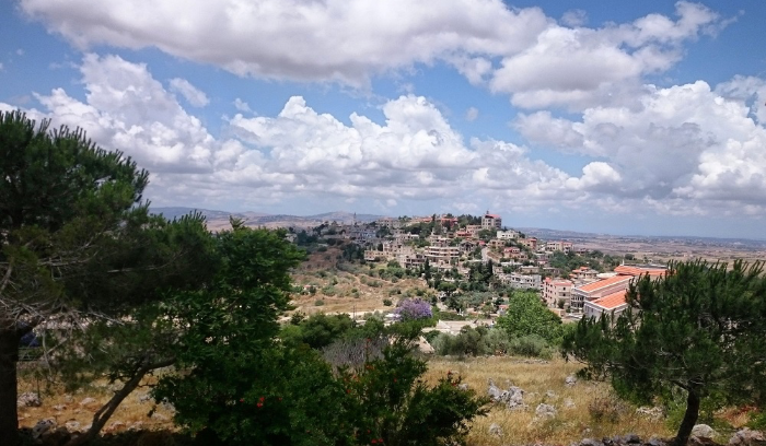 في وضح النهار… قنابل مضيئة فوق حولا