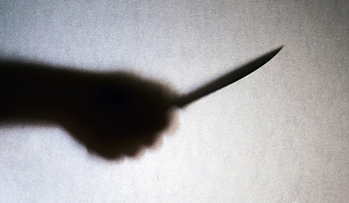 عاملان سوريان يعتديان على مواطن طعنًا بالسكاكين