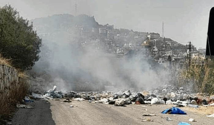 قطع طريق في المنية بالنفايات لهذا السبب...
