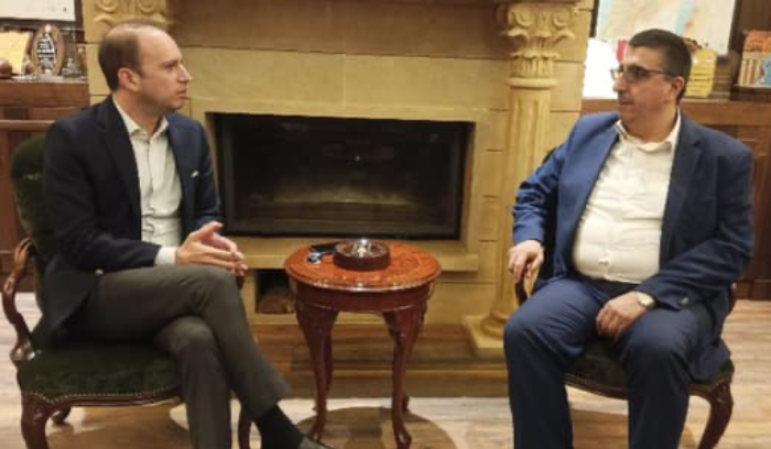حجار: لإنشاء مخيّم كبير للنازحين السوريين على الحدود