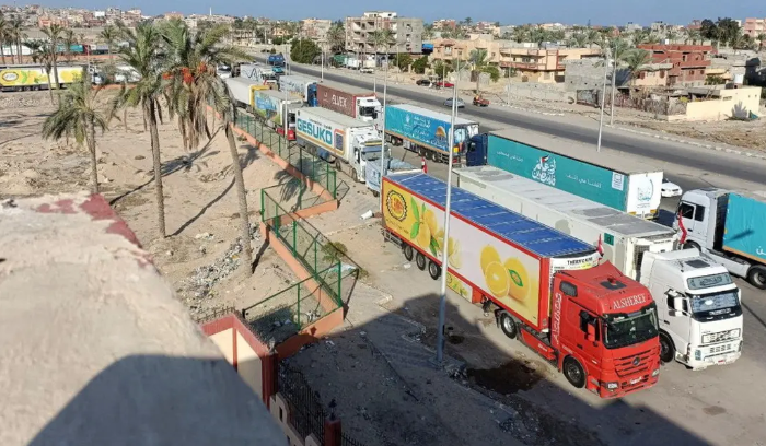 مئات شاحنات المساعدات تنتظر دخول غزة