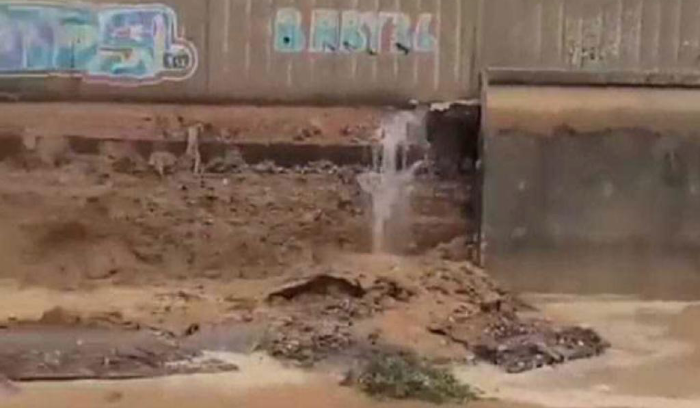 انهيار جزء من حائط جسر ‎نهر بيروت