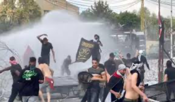 لبنان بلا غطاء.. وحسابات الحرب على الطاولة!<br />
اشتباكات الجنوب تتصاعد.. وسفارات لمغادرة رعاياها فوراً