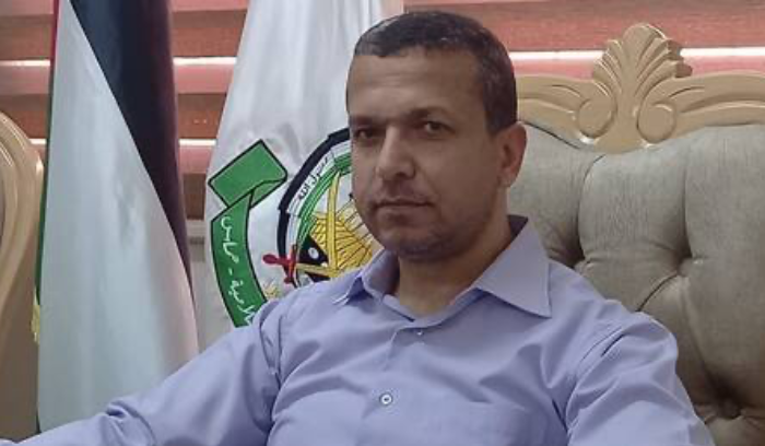 مقتل كاتب ومحلل سياسي وعائلته في قصف اسرائيلي