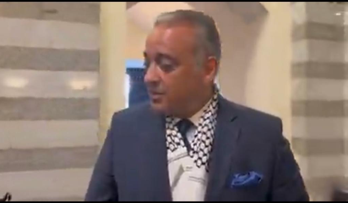 المرتضى يصل إلى الجلسة الحكومية مرتدياً ⁧‫الكوفيّة الفلسطينية‬⁩