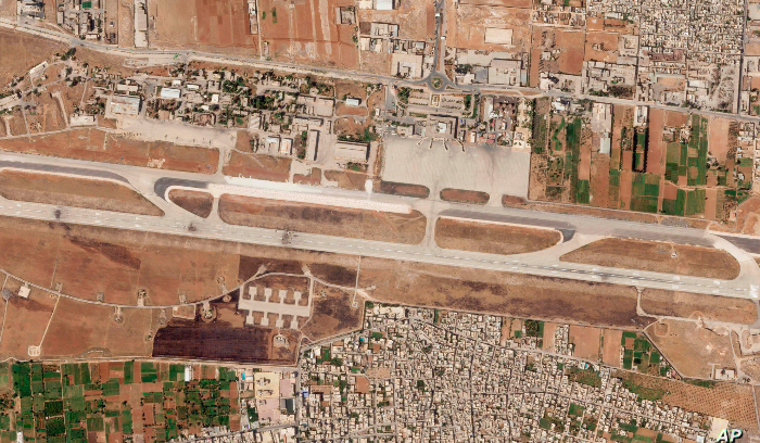 رداً على إطلاق قذائف... ضربات إسرائيلية على مطارَي حلب ودمشق