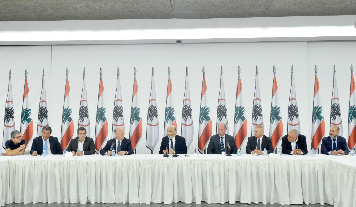 جعجع يتعهد بالمواجهة «حتى النهاية» وريفي: نريد وطناً يشبهنا لا بلد إرهاب أو مصنع «كبتاغون»<br />
الفراغ في شهره الـ11 و«القوات»: طبخة الرئاسة بدأت تنضج