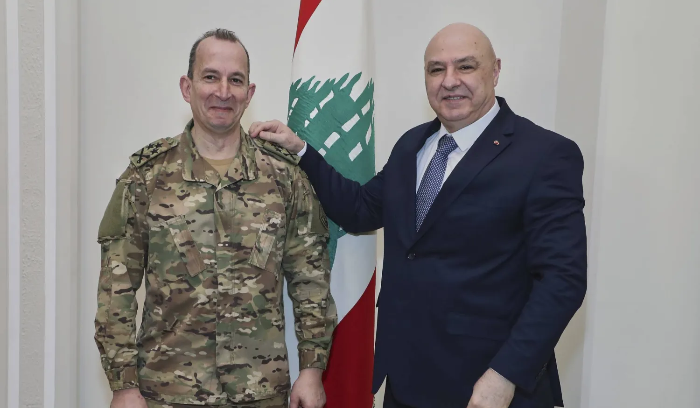الحكومة اللبنانية تنجز التعيينات الأمنية ضمن معايير «الخبرة والكفاءة»<br />
عون: وفد صندوق النقد الدولي أكد ضرورة تعيين حاكم للمصرف المركزي