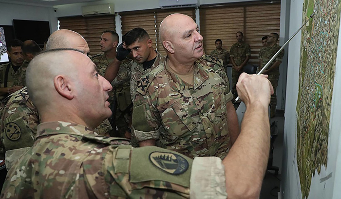 مسؤول في «حزب الله»: لقاءاتنا مع قائد الجيش اللبناني غير سياسية<br />
قال إن حزبه لا يصافح الإسرائيليين والأميركيين