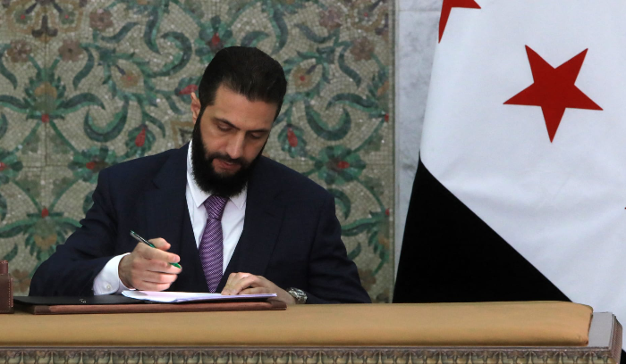 أبرز بنود الإعلان الدستوري في سوريا…دين الرئيس واسم الدولة وصلاحيات الشرع والمدة الانتقالية