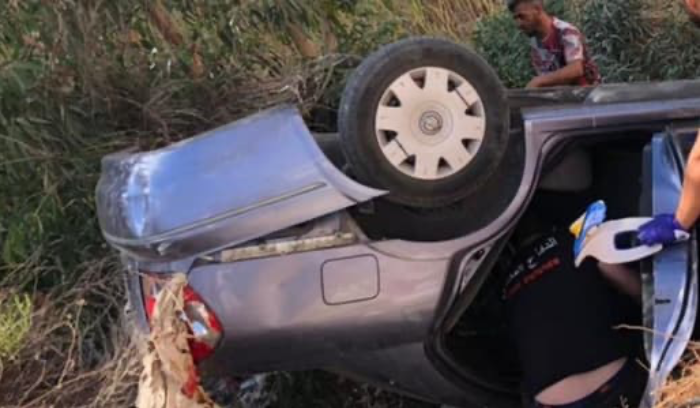 بالصورة: انقلاب سيارة.. وسقوط جريح