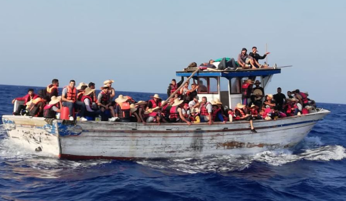 إنقاذ  ركّاب مركب هجرة غير شرعي  من الغرق قبالة شاطئ شكا