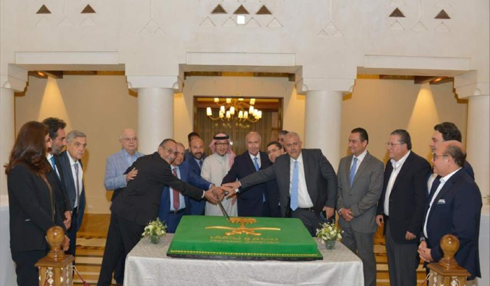 بخاري يضيء مبنى السفارة السعودية في رأس بيروت