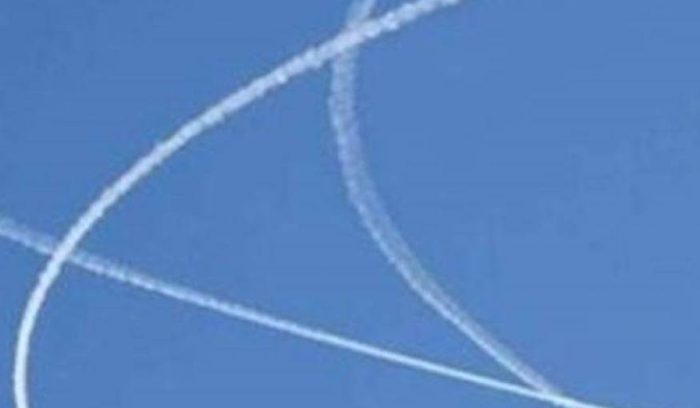 طائرة حربية معادية تحلق بشكل لولبي في أجواء مدينة بعلبك