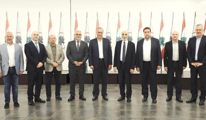 مطلوب مرشح ثانٍ إلى جانب القائد عون تسهيلاً للمفاضلة.. وحزب الله يحاور باسيل حول فرنجية ولا أحد سواه<br />
هل يوافق «الثنائي» على اقتراح لودريان خفض مرتبة «الحوار» إلى درجة «النقاش»؟