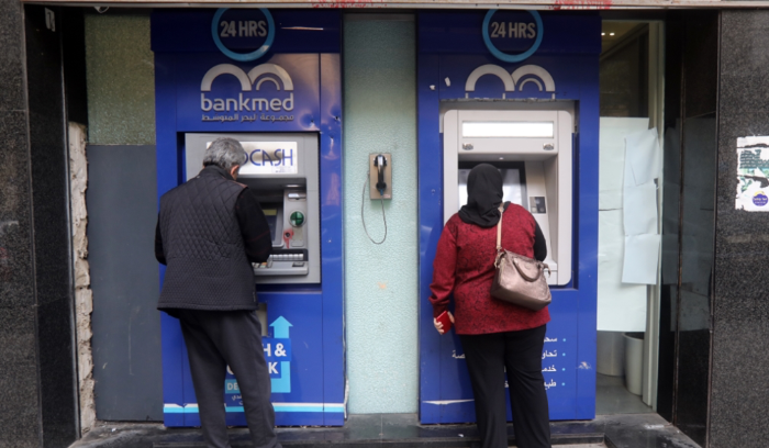 السلطة تهرب من تصحيح الأجور بـ«الدولرة»