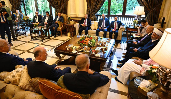 لودريان يُنهي جولة جديدة من المساعي الرئاسية... وجدل حول «الخيار الثالث»<br />
بري لـ«الشرق الأوسط»: الحوار مطلب عربي ودولي ومسار وحيد للخروج من الأزمة