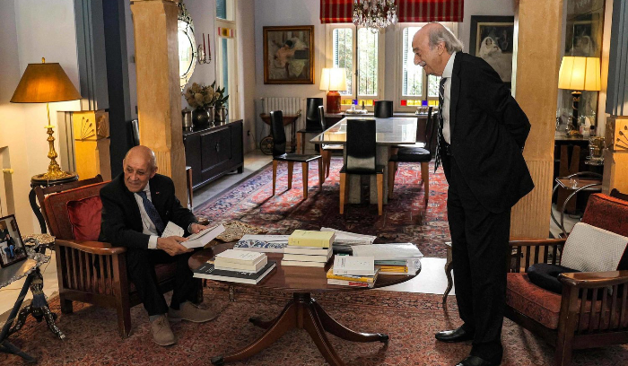 مهمة لودريان تصطدم بتحفظات لبنانية حول الحوار<br />
جنبلاط و«حزب الله» يؤيدان دعوته... والجميل: الفريق الآخر لم يلاقنا لنصف الطريق