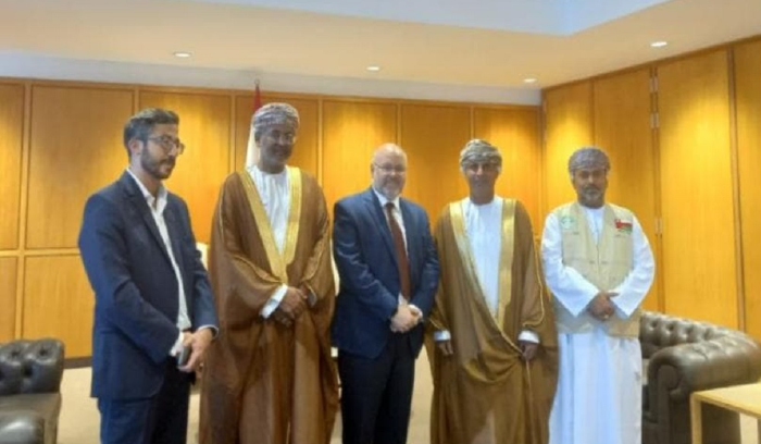 الأبيض تسلّم مساعدات طبية مقدمة من سلطنة عمان