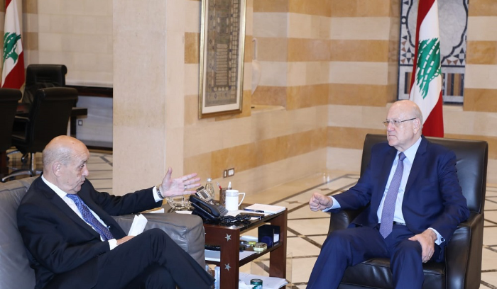 لودريان من السراي: نأمل أن تكون مبادرة بري بداية الحل